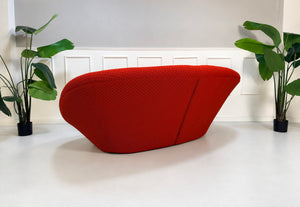 Gebrauchtes rotes Ligne Roset Ploum Designer Stoff Sofa vor einer Wand, stilvoll und modern eingerichtet.