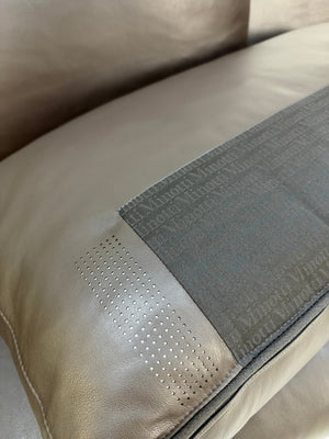 Gebrauchtes braunes Minotti Hamilton Designer Leder Sofa vor einer Wand, stilvoll und modern eingerichtet.
