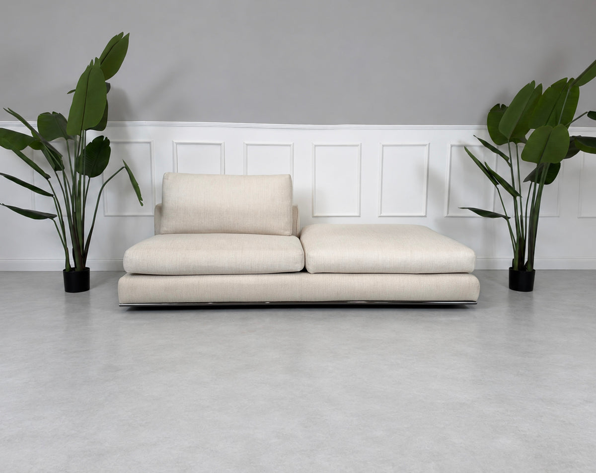 Gebrauchtes beiges Minotti Hamilton Designer Stoff Sofa vor einer Wand, stilvoll und modern eingerichtet.