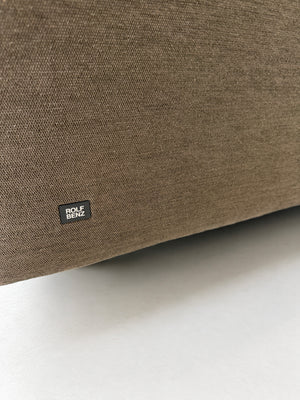 Gebrauchtes braunes Rolf Benz Grata Designer Stoff Ecksofa vor einer Wand, stilvoll und modern eingerichtet.