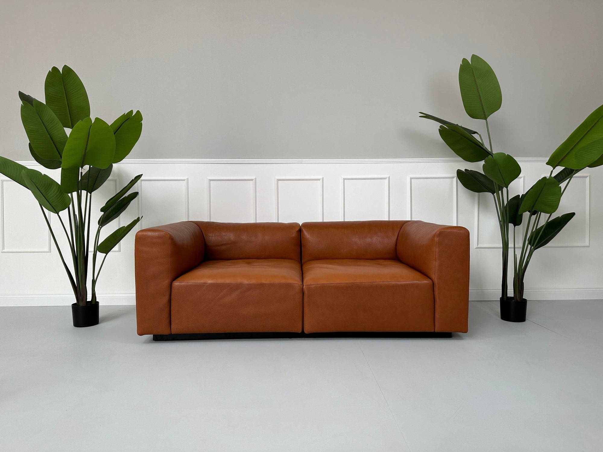 Gebrauchtes braunes Walter Knoll Living Landscape 730 Designer Leder Sofa vor einer Wand, stilvoll und modern eingerichtet.