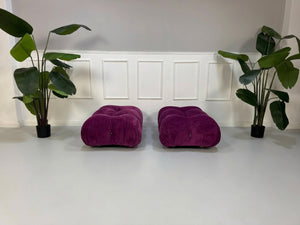 Gebrauchtes lilafarbenes B&B Italia Camaleonda Designer Stoff Sofa vor einer Wand, stilvoll und modern eingerichtet.