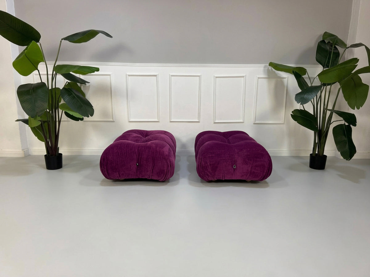 Gebrauchtes lilafarbenes B&B Italia Camaleonda Designer Stoff Sofa vor einer Wand, stilvoll und modern eingerichtet.