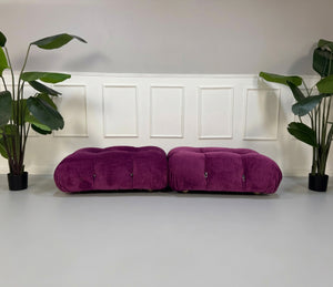 Gebrauchtes lilafarbenes B&B Italia Camaleonda Designer Stoff Sofa vor einer Wand, stilvoll und modern eingerichtet.