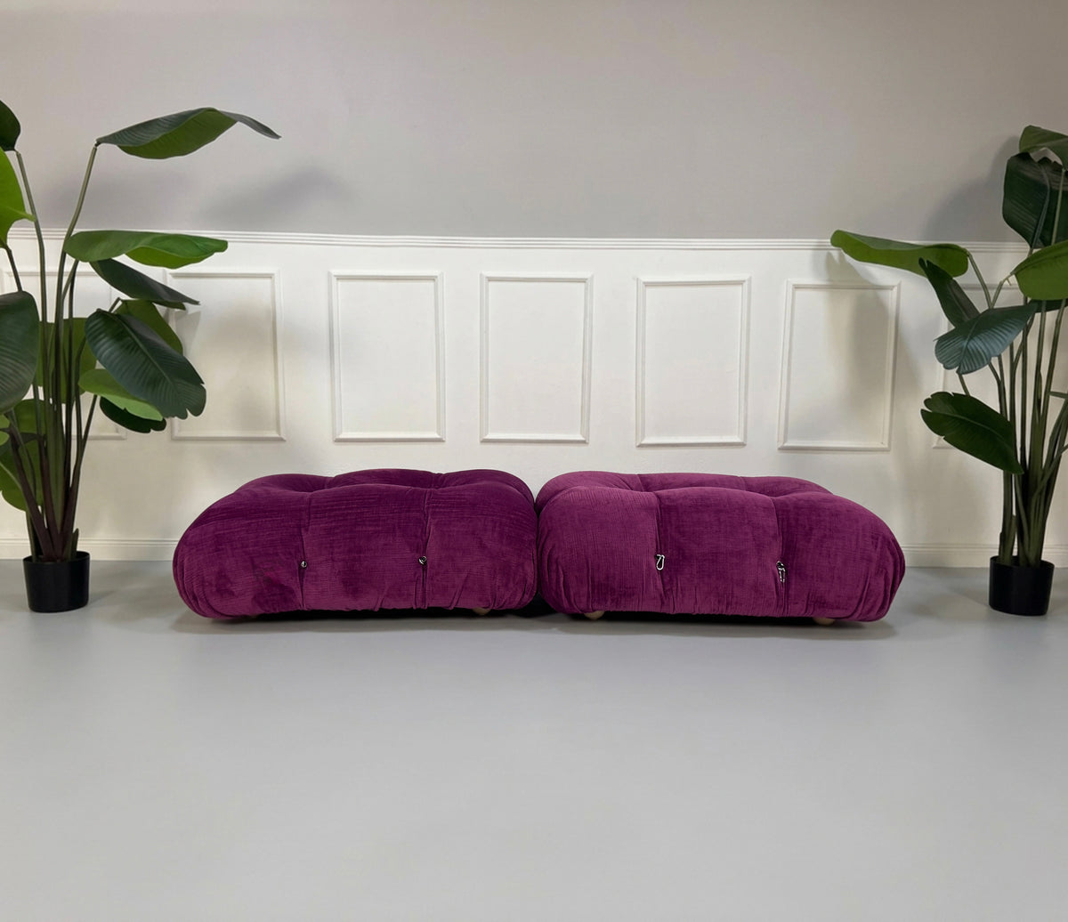 Gebrauchtes lilafarbenes B&B Italia Camaleonda Designer Stoff Sofa vor einer Wand, stilvoll und modern eingerichtet.