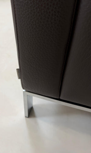 Gebrauchter brauner Walter Knoll Designer Leder Sofa vor einer Wand, stilvoll und modern eingerichtet.