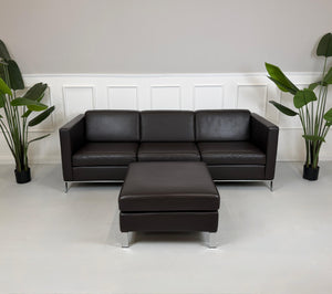 Gebrauchtes braunes Walter Knoll Foster Designer Leder Sofa vor einer Wand, stilvoll und modern eingerichtet.