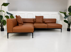 Gebrauchtes braunes Walter Knoll Jaan Living Designer Leder Ecksofa vor einer Wand, stilvoll und modern eingerichtet.