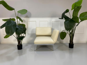 Gebrauchter beiger Brühl Roro Small Designer Leder Sessel vor einer Wand, stilvoll und modern eingerichtet.