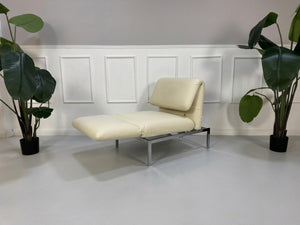 Gebrauchter beiger Brühl Roro Small Designer Leder Sessel vor einer Wand, stilvoll und modern eingerichtet.