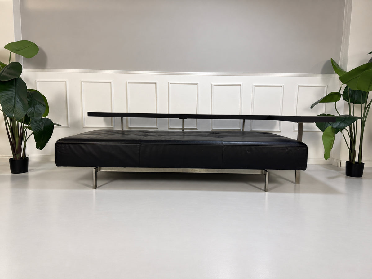 Gebrauchtes schwarzes Rolf Benz Dono Designer Leder Sofa vor einer Wand, stilvoll und modern eingerichtet.