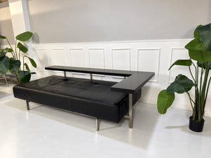 Gebrauchtes schwarzes Rolf Benz Dono Designer Leder Sofa vor einer Wand, stilvoll und modern eingerichtet.