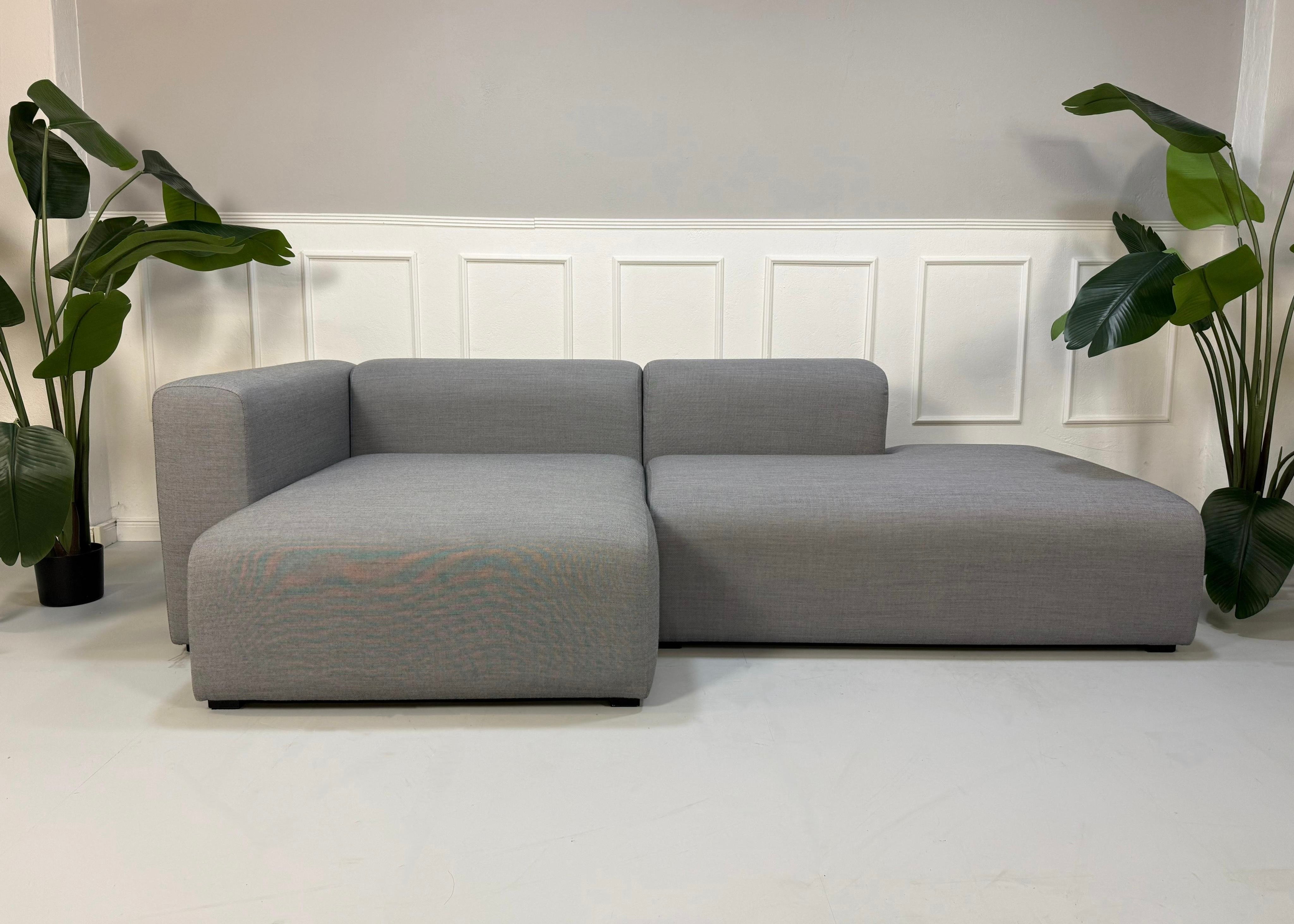 Gebrauchtes HAY Sofa in Stoff steht vor einer Wand