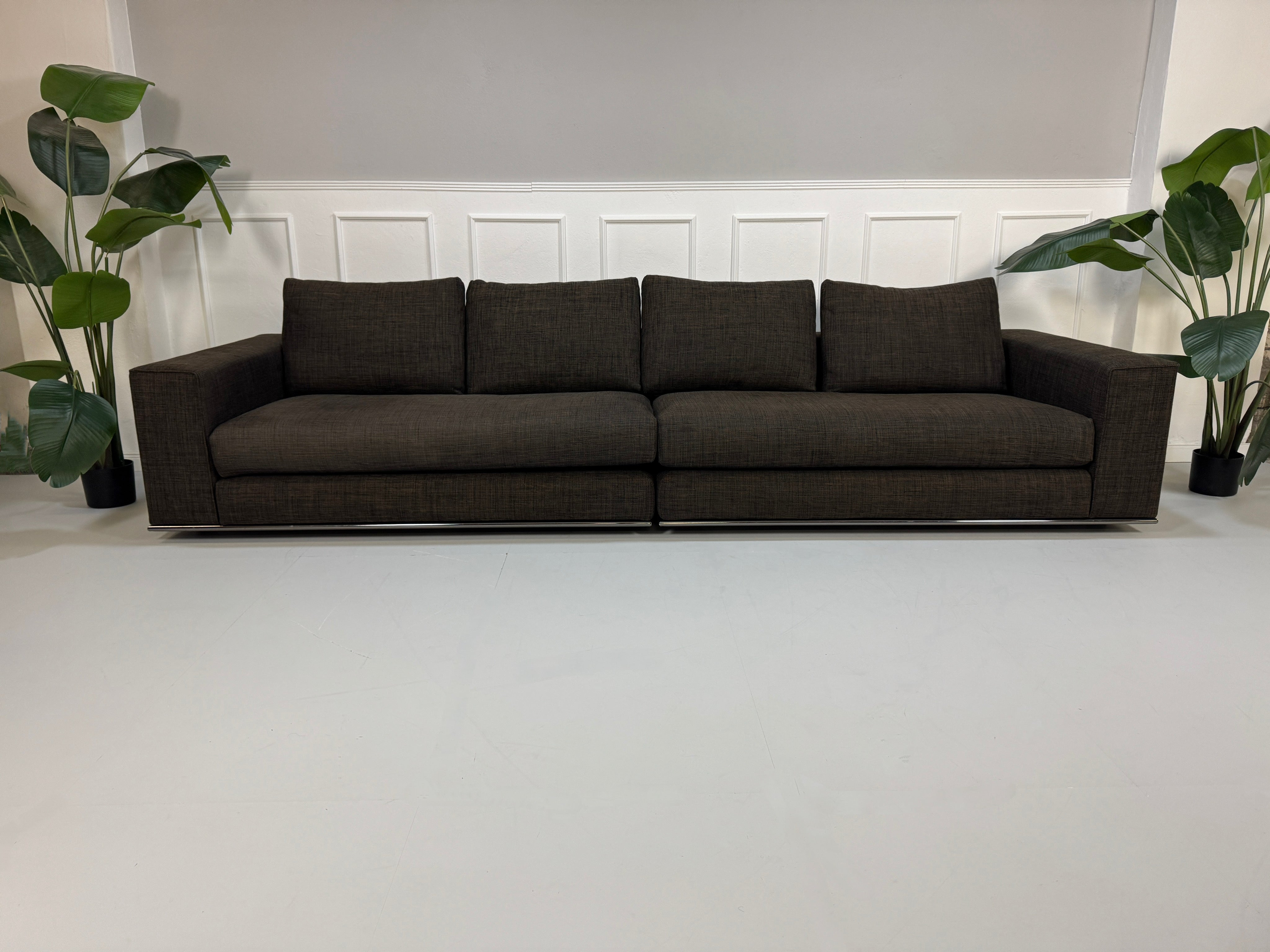 Gebrauchtes Minotti Designer Sofa vor einer Wand, stilvoll und modern eingerichtet.