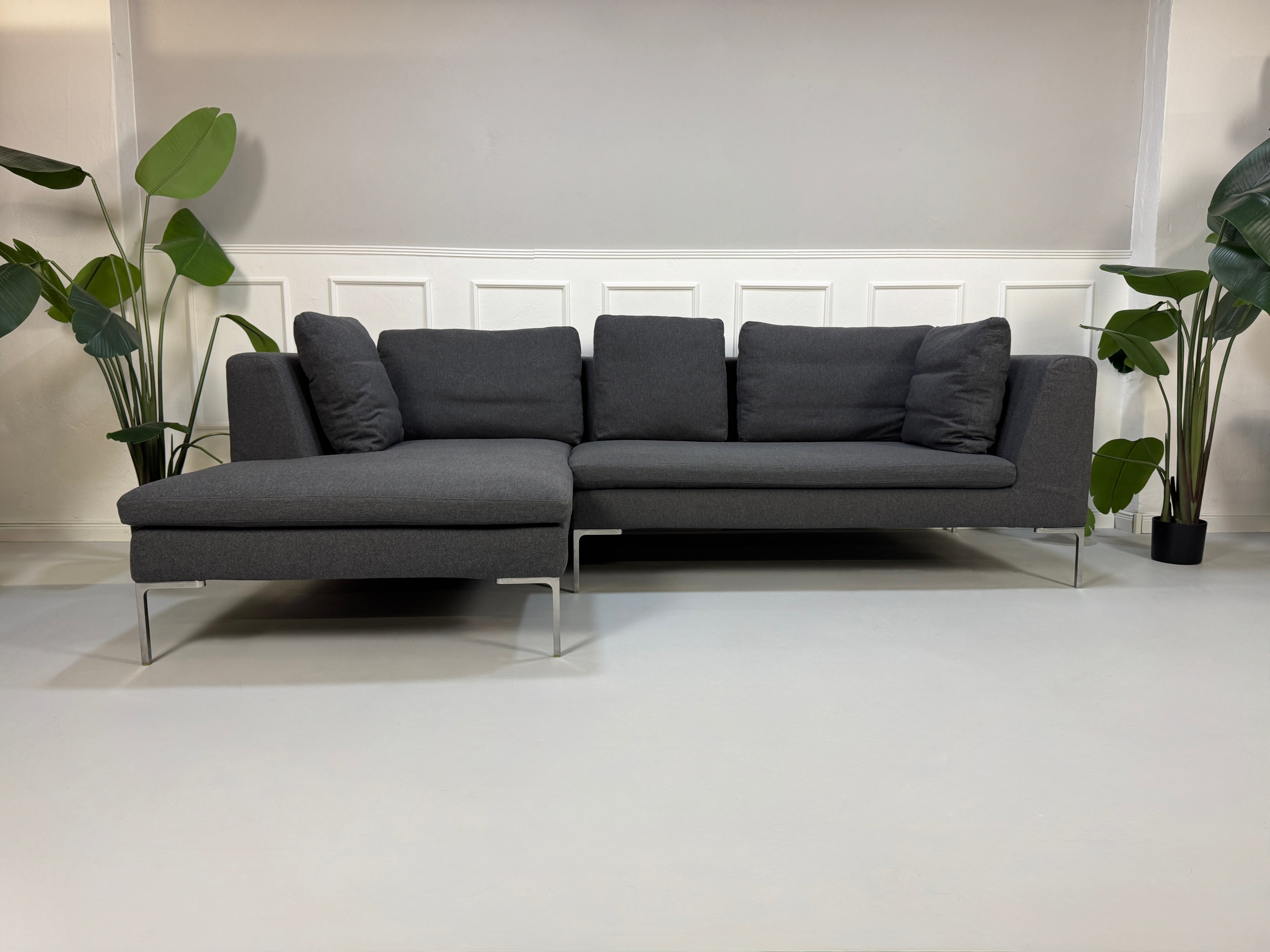 Gebrauchtes graues Stoffsofa  B&B Italia Modell Charles vor einer modernen Wand