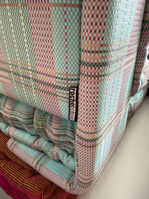 Gebrauchtes buntes Roche Bobois Mah Jong Designer Stoff Sofa vor einer Wand, stilvoll und modern eingerichtet.