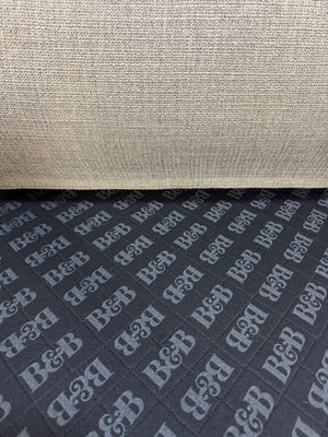 Gebrauchtes graues B&B Italia Michel  Designer Stoff Sofa vor einer Wand, stilvoll und modern eingerichtet.