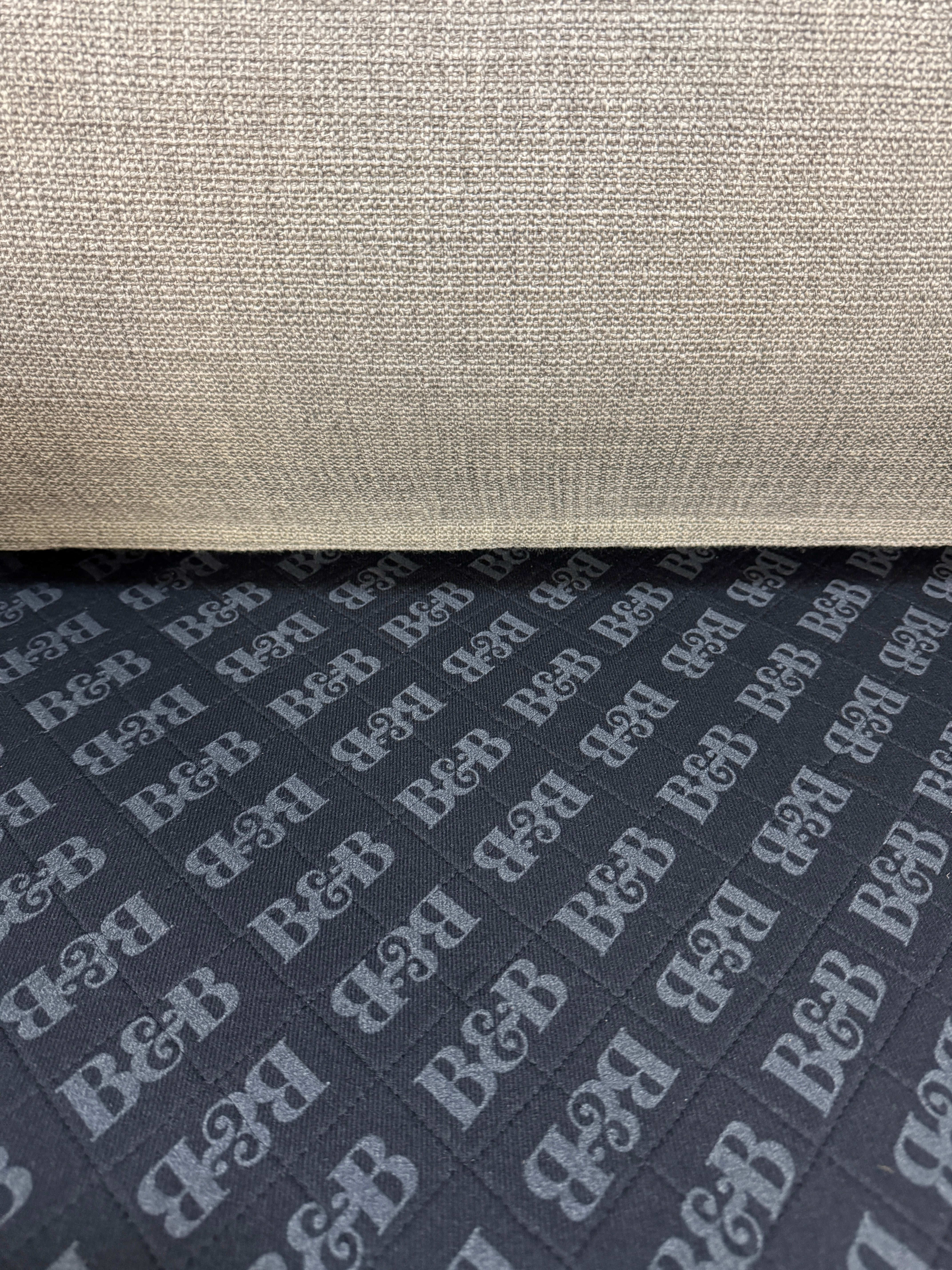 Gebrauchtes graues B&B Italia Michel  Designer Stoff Sofa vor einer Wand, stilvoll und modern eingerichtet.