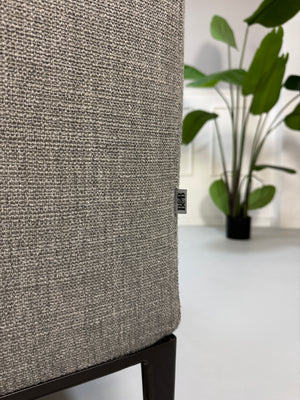 Gebrauchtes graues B&B Italia Michel  Designer Stoff Sofa vor einer Wand, stilvoll und modern eingerichtet.