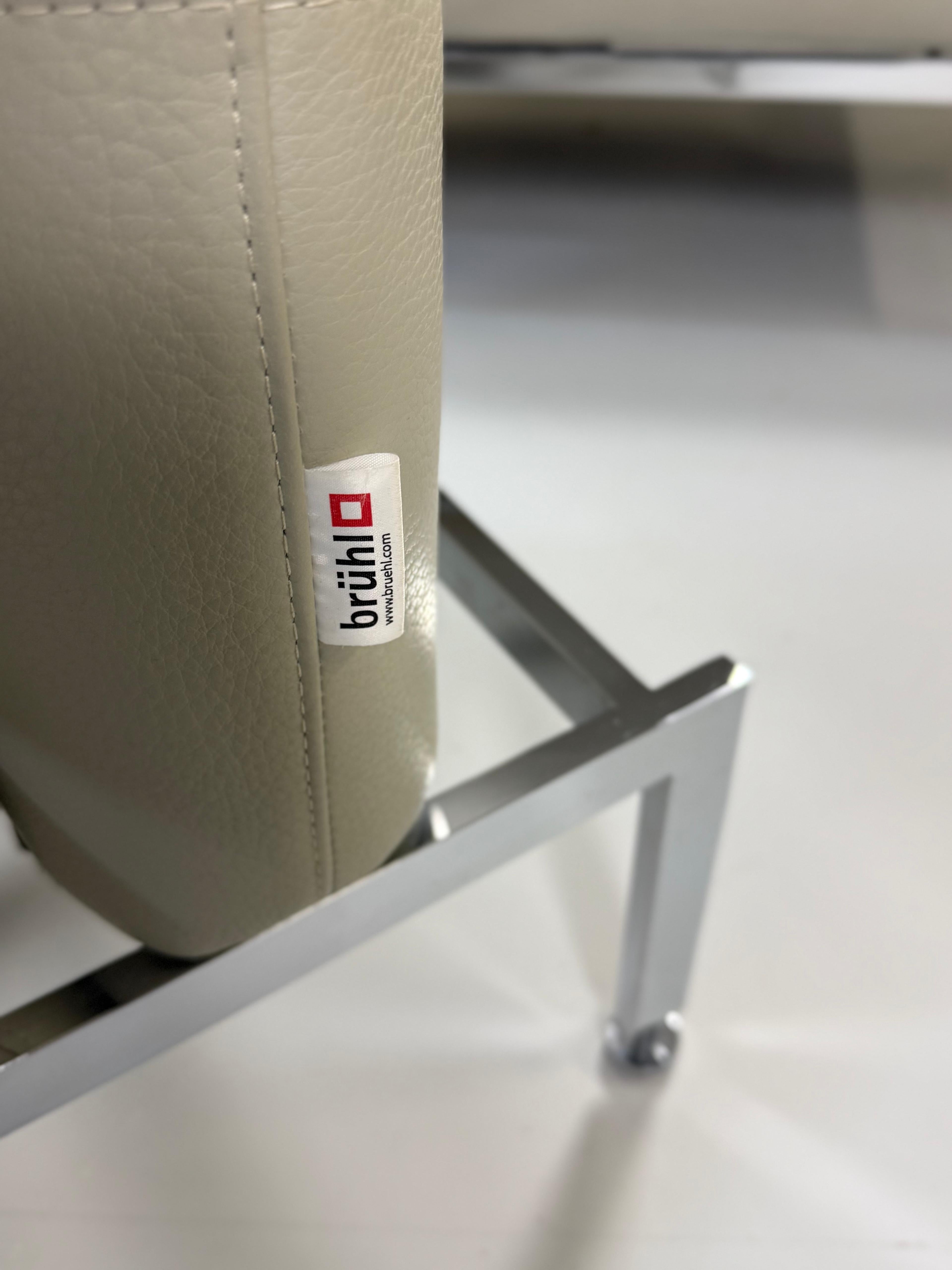 Gebrauchte graue Brühl Roro Designer Chaiselounge vor einer Wand, stilvoll und modern eingerichtet.