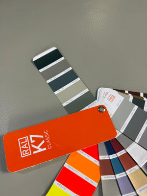 Gebrauchte graue Brühl Roro Designer Chaiselounge vor einer Wand, stilvoll und modern eingerichtet.