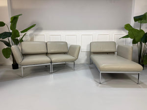 Gebrauchte graue Brühl Roro Designer Chaiselounge vor einer Wand, stilvoll und modern eingerichtet.