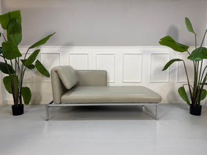 Gebrauchte graue Brühl Roro Designer Chaiselounge vor einer Wand, stilvoll und modern eingerichtet.