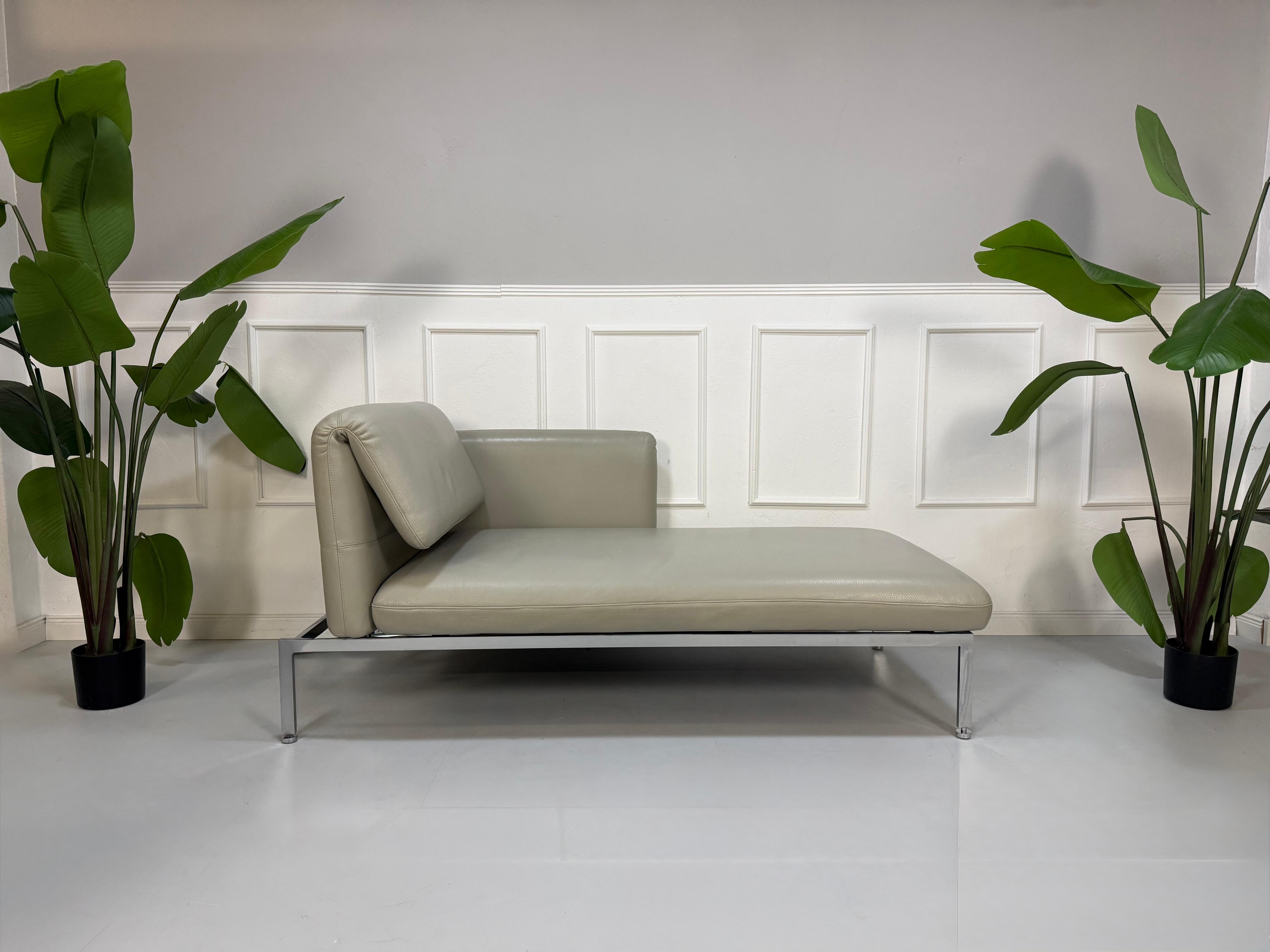 Gebrauchte graue Brühl Roro Designer Chaiselounge vor einer Wand, stilvoll und modern eingerichtet.