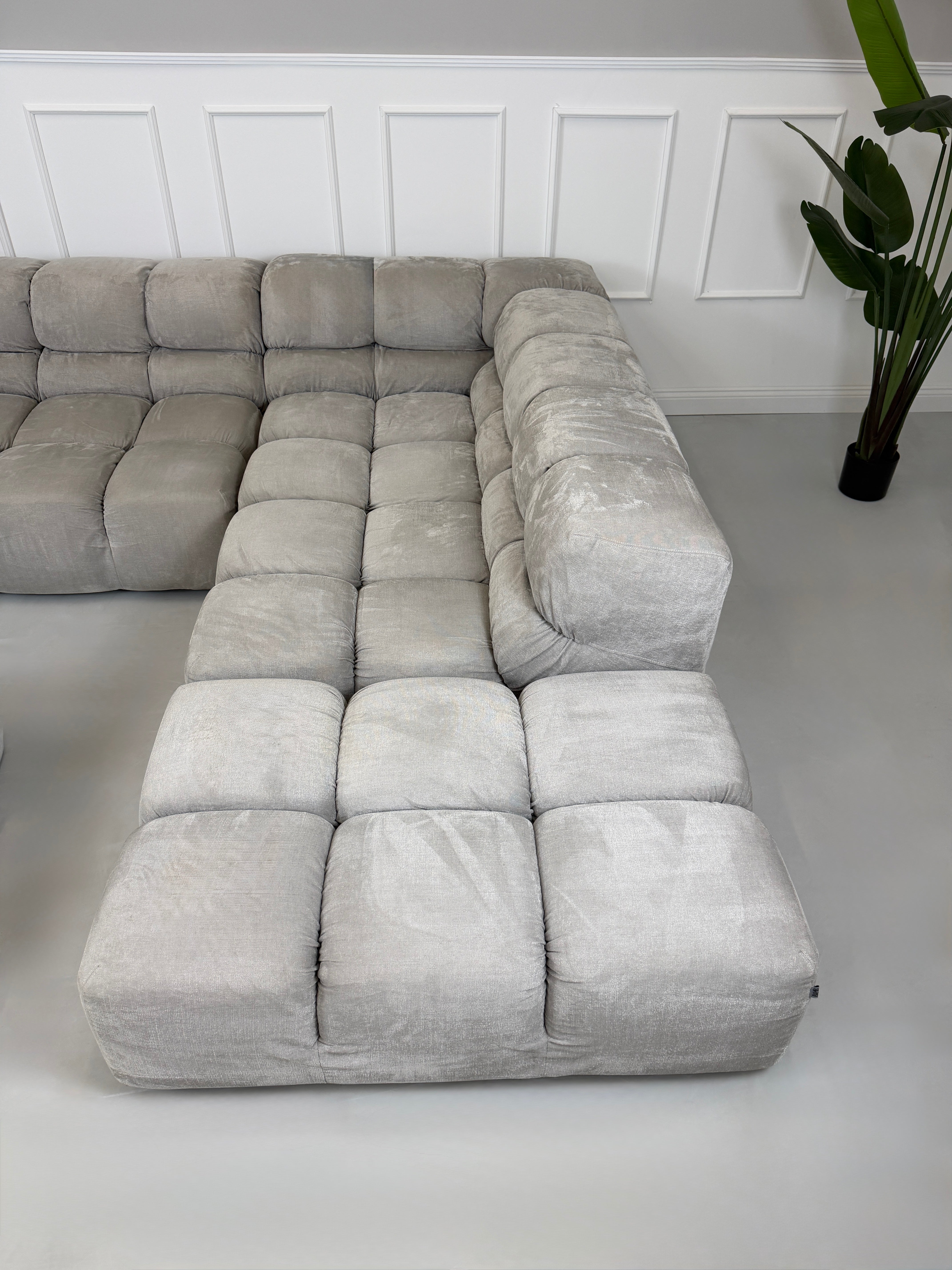 Refurbished graues B&B Italia Tufty Time Designer Stoff Sofa vor einer Wand, stilvoll und modern eingerichtet.