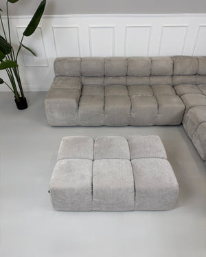 Refurbished graues B&B Italia Tufty Time Designer Stoff Sofa vor einer Wand, stilvoll und modern eingerichtet.