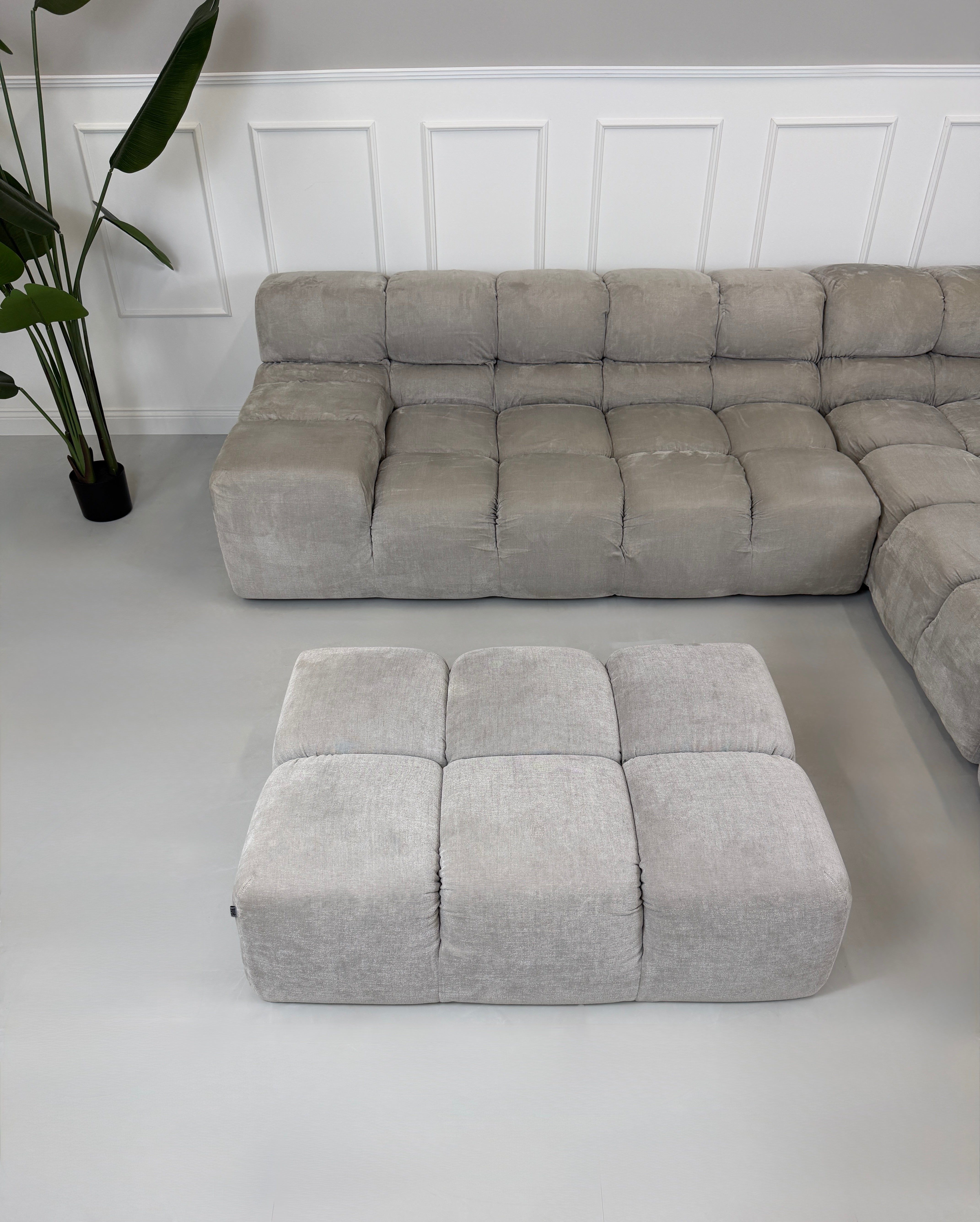 Refurbished graues B&B Italia Tufty Time Designer Stoff Sofa vor einer Wand, stilvoll und modern eingerichtet.