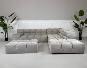 Gebrauchtes graues B&B Italia Tufty Time Designer Stoff Sofa vor einer Wand, stilvoll und modern eingerichtet.