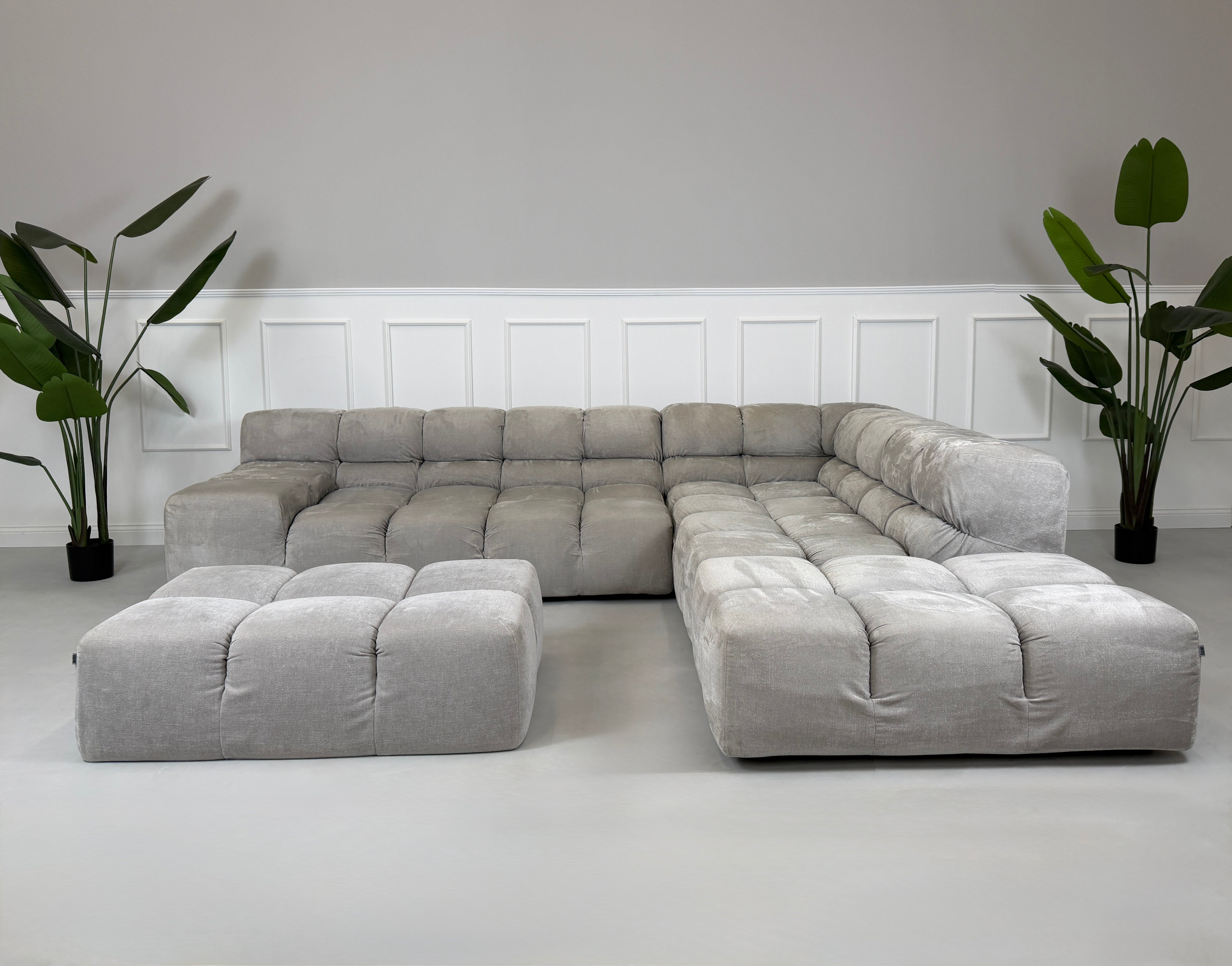 Gebrauchtes graues B&B Italia Tufty Time Designer Stoff Sofa vor einer Wand, stilvoll und modern eingerichtet.