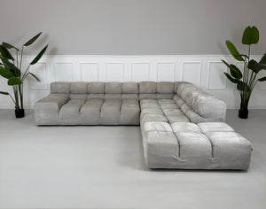 Refurbished graues B&B Italia Tufty Time Designer Stoff Sofa vor einer Wand, stilvoll und modern eingerichtet.
