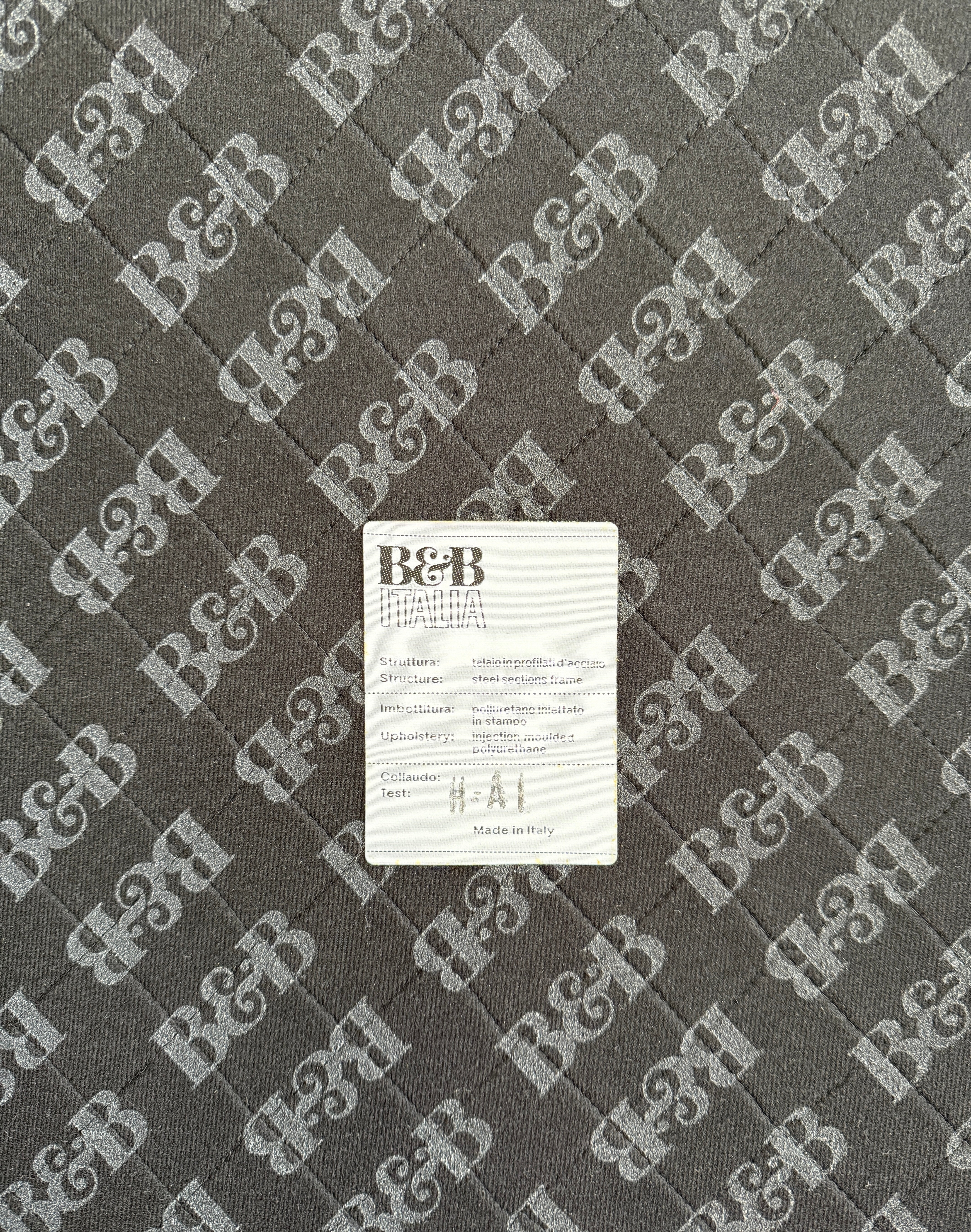 Refurbished graues B&B Italia Tufty Time Designer Stoff Sofa vor einer Wand, stilvoll und modern eingerichtet.