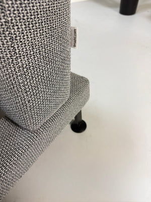 Gebrauchtes Brühl Moule Designer Stoff Sofa als Ausstellungsstück in der Farbe Grau vor einer Wand, stilvoll und modern eingerichtet.