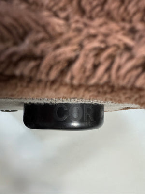 Gebrauchtes modulares braunes COR Trio Designer Stoff Sofa vor einer Wand, stilvoll und modern eingerichtet.