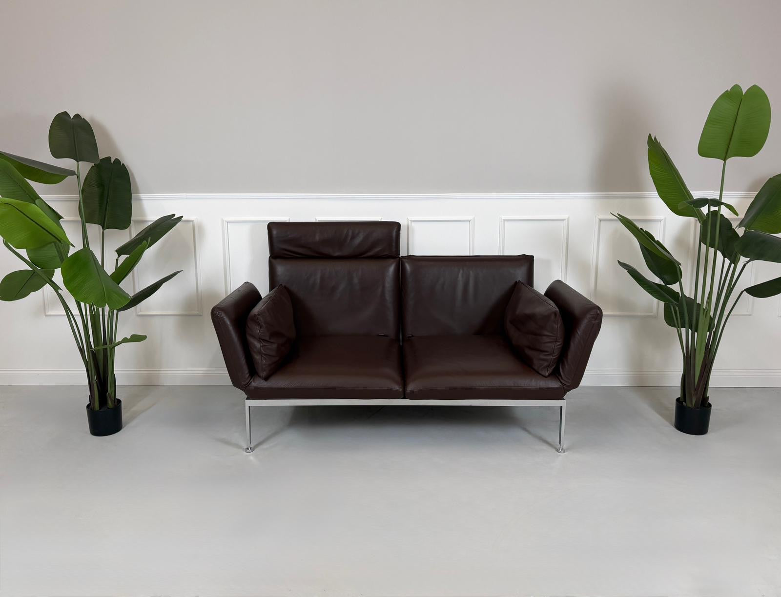 Gebrauchtes Brühl Roro Designer Leder Sofa in der Farbe Braun vor einer Wand, stilvoll und modern eingerichtet.