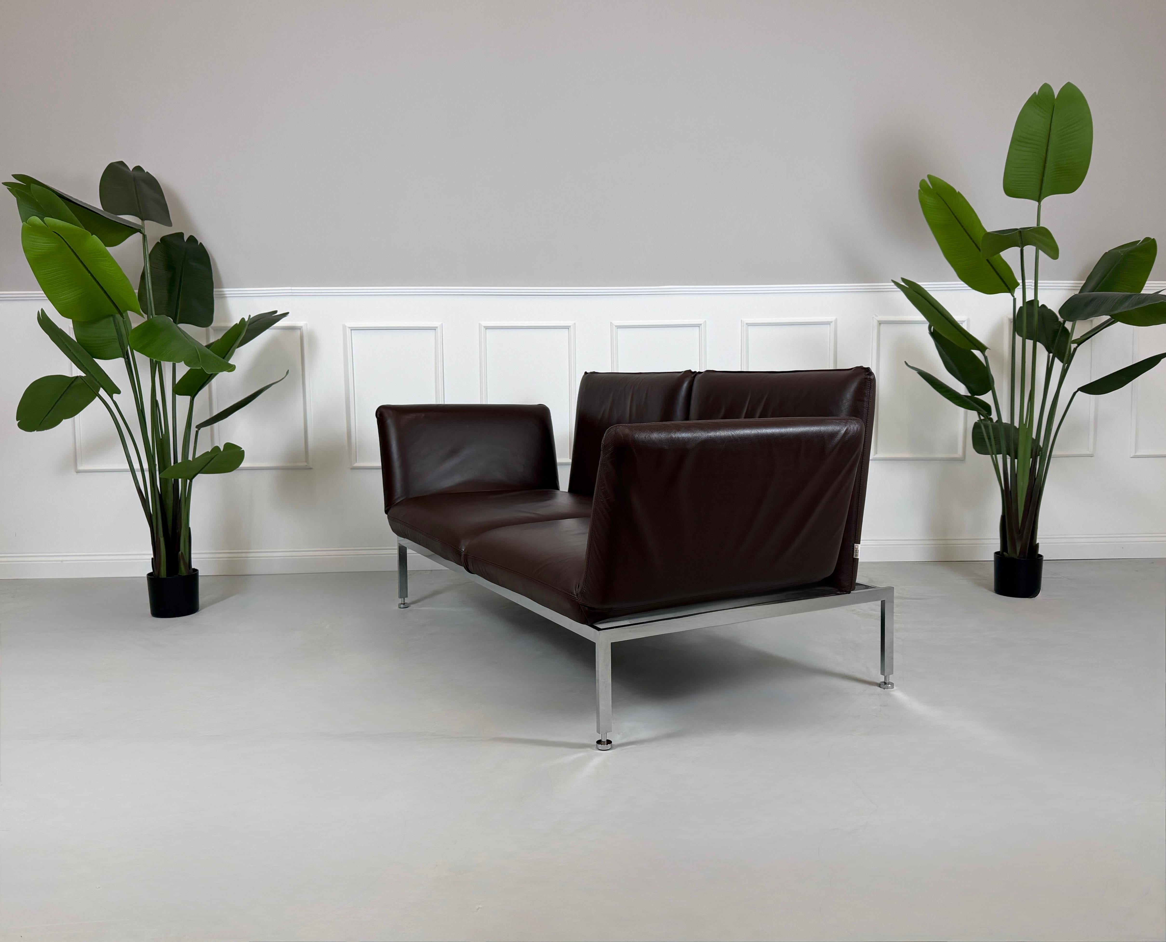 Gebrauchtes Brühl Roro Designer Leder Sofa in der Farbe Braun vor einer Wand, stilvoll und modern eingerichtet.