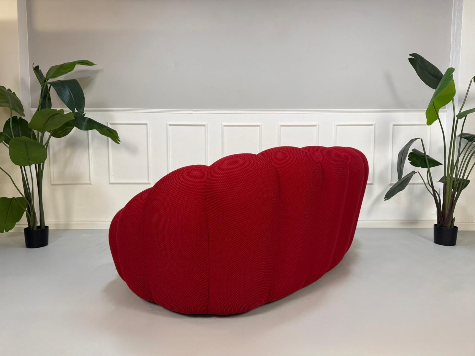Refurbished rotes Roche Bobois Bubble Designer Stoff Sofa vor einer Wand, stilvoll und modern eingerichtet.