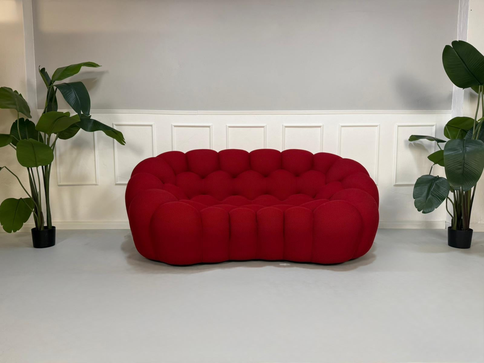 Refurbished rotes Roche Bobois Bubble Designer Stoff Sofa vor einer Wand, stilvoll und modern eingerichtet.
