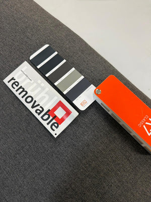 Gebrauchtes graues Brühl Roro Soft Designer Stoff Sofa vor einer Wand, stilvoll und modern eingerichtet.