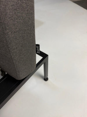 Gebrauchtes graues Brühl Roro Soft Designer Stoff Sofa vor einer Wand, stilvoll und modern eingerichtet.