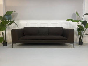 Refurbished braunes B&B Italia Charles Designer Stoff Sofa vor einer Wand, stilvoll und modern eingerichtet.