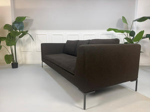 Refurbished braunes B&B Italia Charles Designer Stoff Sofa vor einer Wand, stilvoll und modern eingerichtet.
