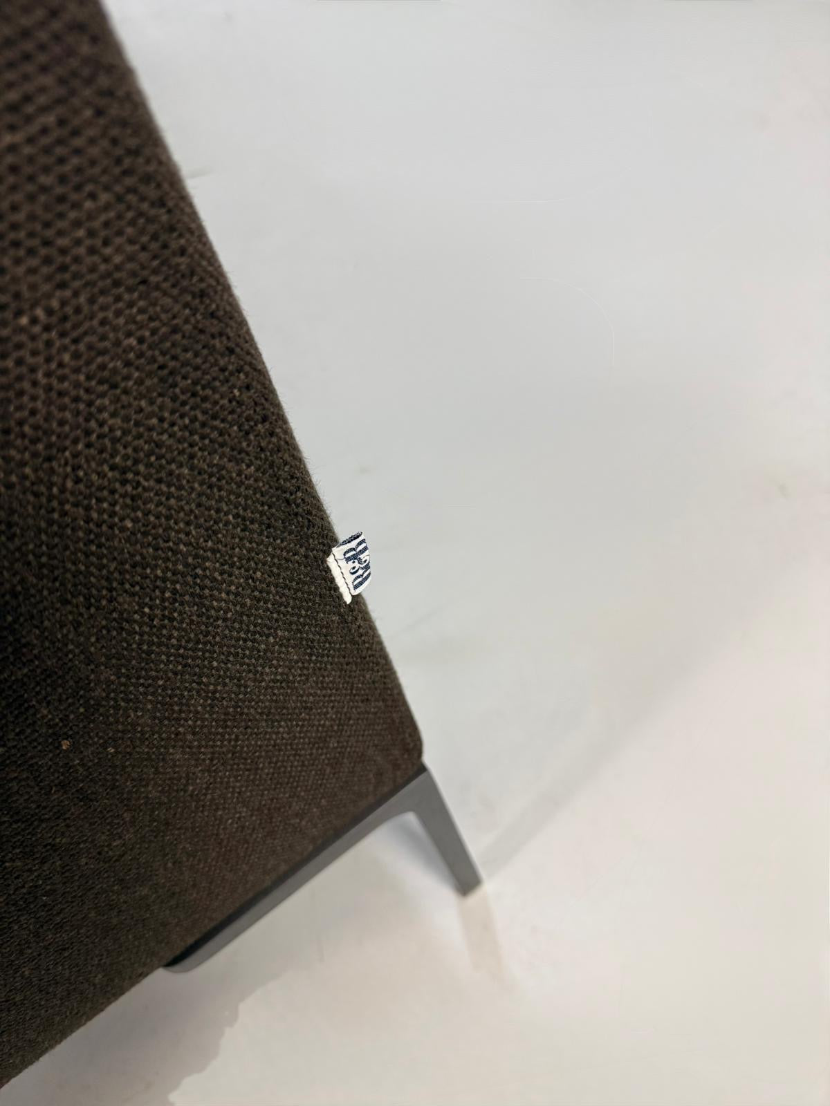 Refurbished braunes B&B Italia Charles Designer Stoff Sofa vor einer Wand, stilvoll und modern eingerichtet.