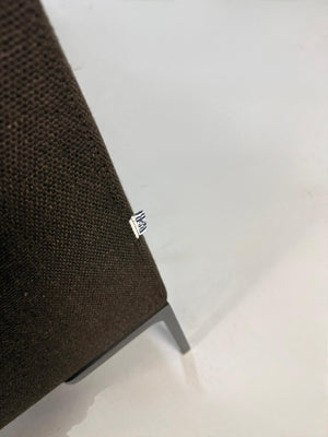 Refurbished braunes B&B Italia Charles Designer Stoff Sofa vor einer Wand, stilvoll und modern eingerichtet.