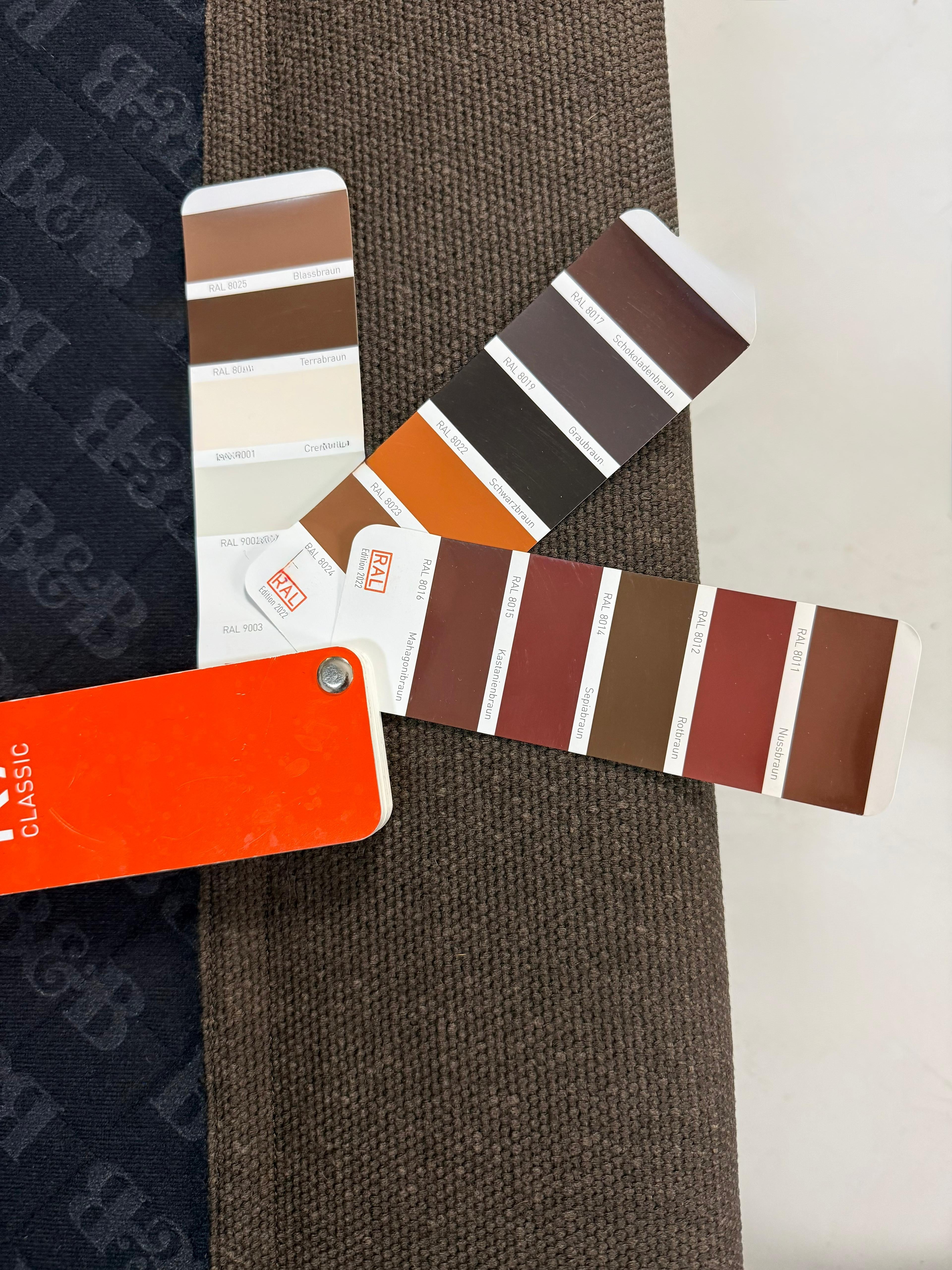 Refurbished braunes B&B Italia Charles Designer Stoff Sofa vor einer Wand, stilvoll und modern eingerichtet.