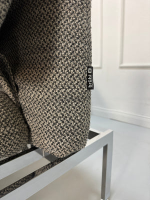 Gebrauchtes Brühl Roro Designer Stoff Sofa in der Farbe Grau vor einer Wand, stilvoll und modern eingerichtet.