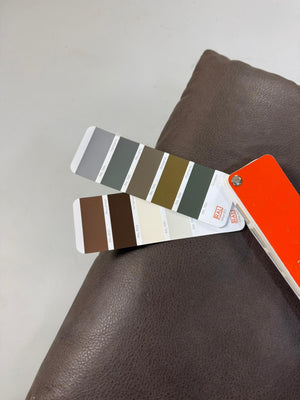 Gebrauchtes Koinor Edit 2 Designer Leder Sofa in der Farbe Braun vor einer Wand, stilvoll und modern eingerichtet.